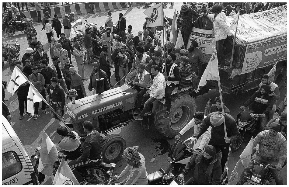 A tractor contingent on GT Karnal Road breaks through barricades and enters Delhi, beginning a confrontation between protestors and the police in Delhi, 26 January 2021. Vikas Thakur / Tricontinental: Institute for Social Research