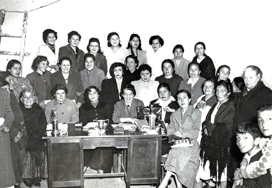 Meeting of the Ecuadorian Women's Alliance (AFE) at the Workers' House, Quito. Seated at the centre is Nela Martínez and standing, first on the right, is Luisa Gómez de la Torre. Source: Pacheco / Martínez-Meriguet Archive