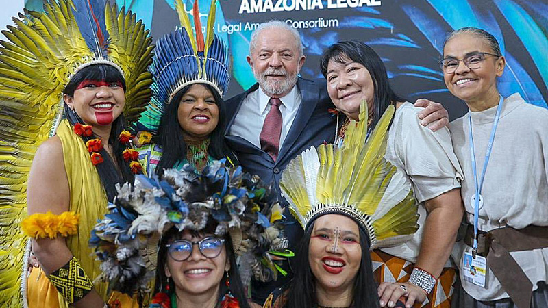 Lula da Silva with Indigenous leaders (top from left) Célia Xakriabá, Sônia Guajajara, Joênia Wapichana, and Marina Silva, (bottom from left) Txai Suruí and Narubia Werreria at an event at the COP27 summit in Egypt, November 2022. Credit: Ricardo Stuckert.